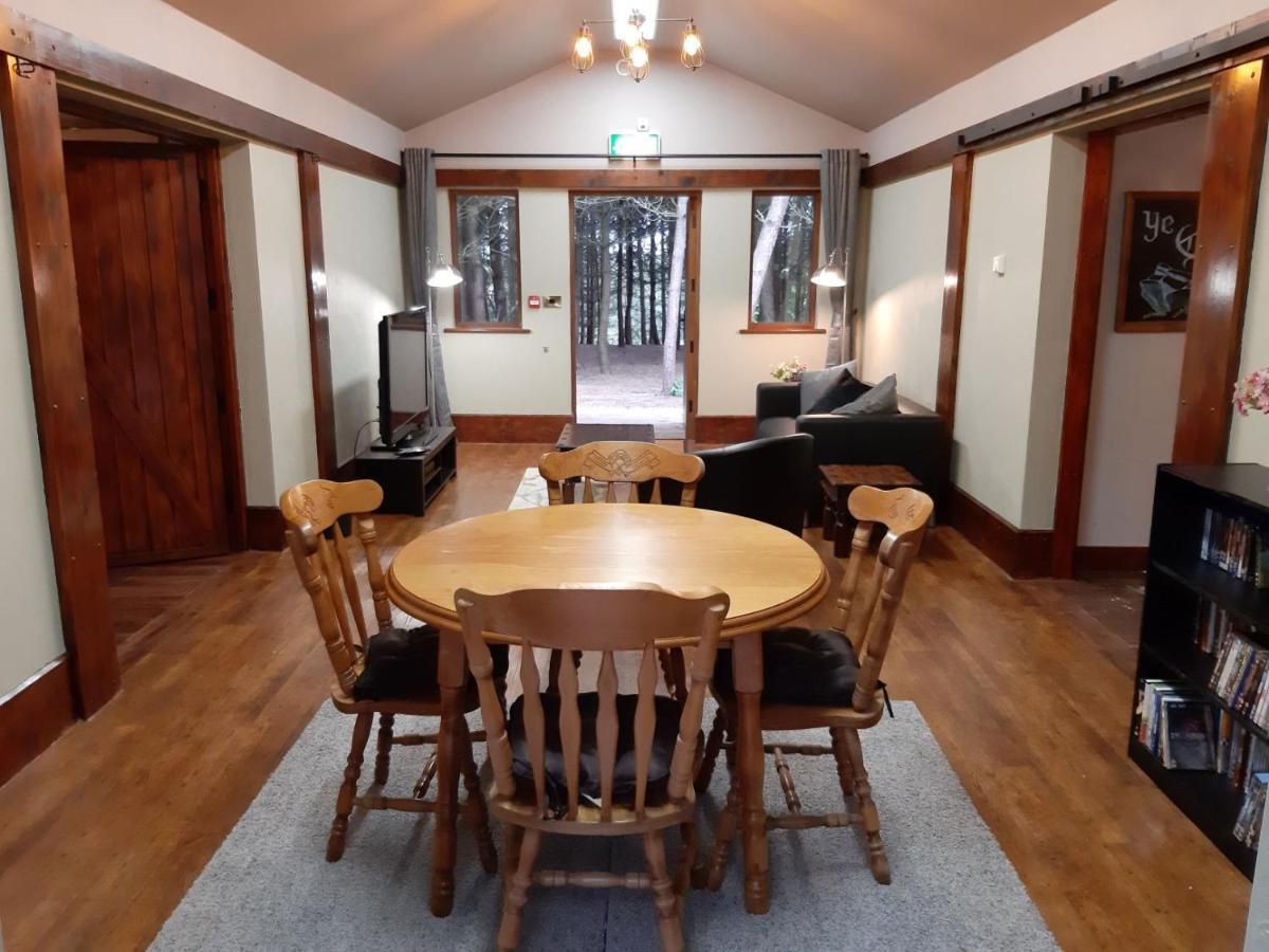 Wyldwood Lodge Cheadle  Exteriör bild